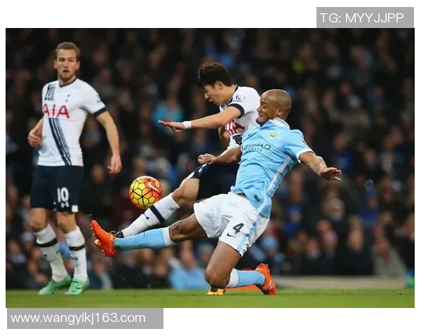 动漫足球球星鞠躬瞬间展现敬意与团队精神的动人场面