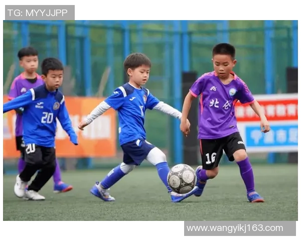 足球球星与小学生携手成长共筑梦想足球课堂点燃未来希望