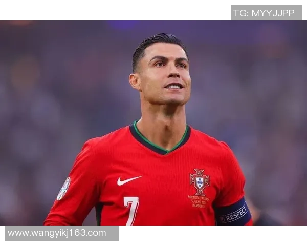 腹肌线条与足球技艺并肩并行 足球明星如何锻造完美身形与竞技水平 腹肌线条与足球技艺并肩并行 足球明星如何锻造完美身形与竞技水平